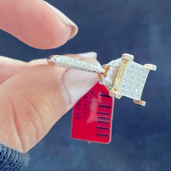 Brand new REAL Diamond Women’s Ring. Perfect gift!! It’s 925 with yellow rodium.